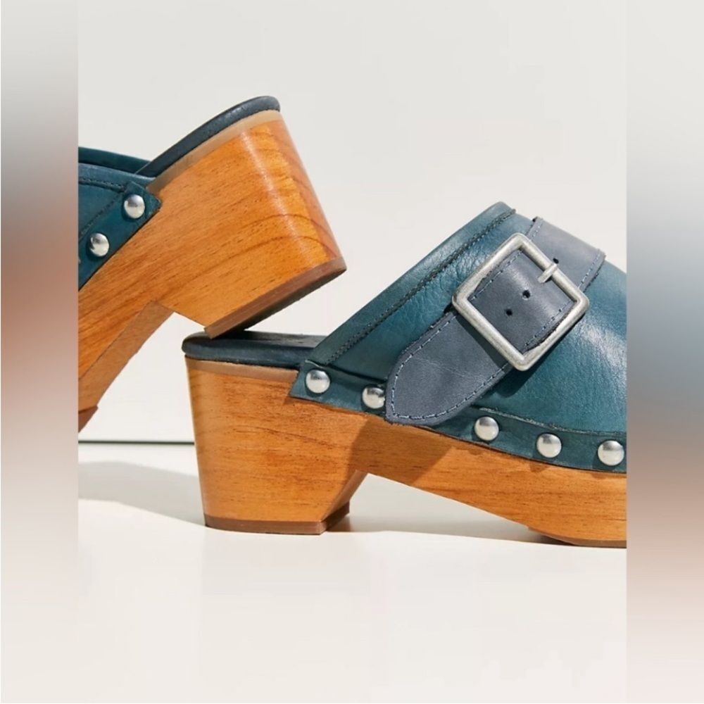 Free People Shoes Culver City Clog
Blue with Wooden Heel Size 39 U.S. 9